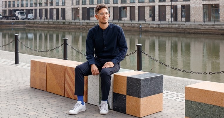 Πώς αντέδρασε ο Γιώργος Καράμπελας όταν κάποιος πέταξε το παγκάκι που σχεδίασε στο ποτάμι