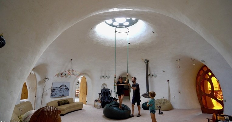 Αλλάζει την έννοια της κατοικίας: Το υπόγειο σπίτι-θόλος δύο εφευρετών με ζεστασιά όλο το χρόνο