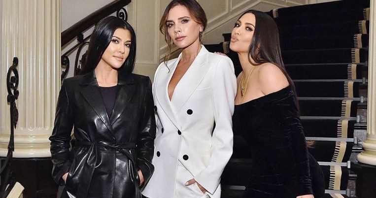 Το αξεσουάρ «της γιαγιάς» που η Βικτόρια Μπέκαμ δεν λέει να βγάλει από πάνω της: Μεγάλη τάση το 2020