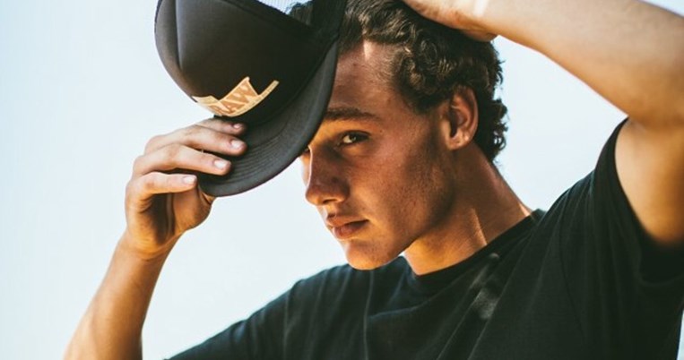 H Kendall Jenner και η Gigi Hadid μετέτρεψαν έναν άστεγο σκέιτερ σε μοντέλο