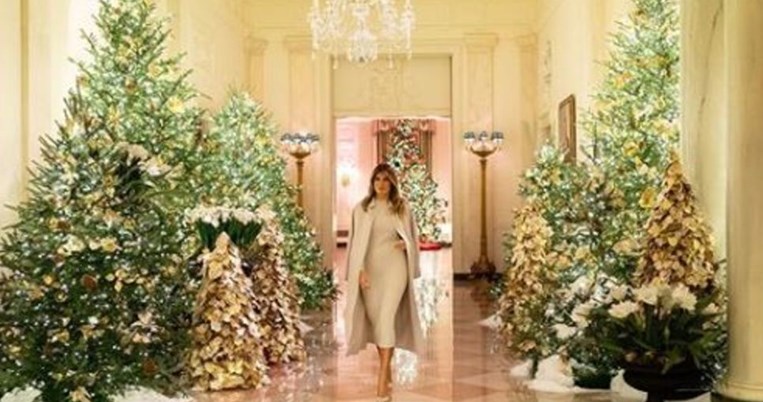 Γιορτινό υπερθέαμα. Η Μελάνια Τραμπ ξεναγεί το κοινό στον στολισμένο για τα Χριστούγεννα Λευκό Οίκο