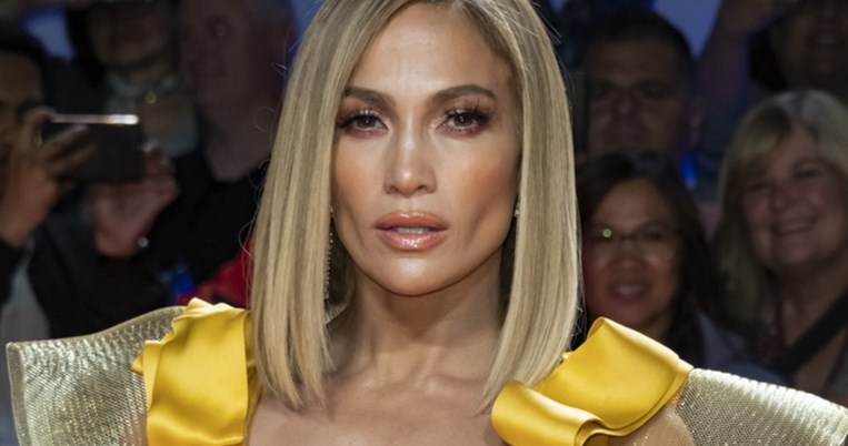 H Τζένιφερ Λόπεζ φόρεσε το πολύ διάσημο «βασικό» ρούχο που αξίζει όλα τα λεφτά