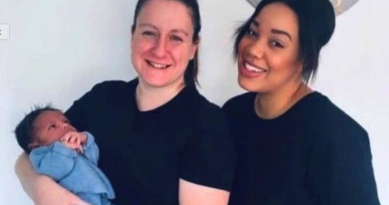 Ομόφυλο ζευγάρι γίνεται το πρώτο στον κόσμο που κυοφορεί το μωρό του σε ξεχωριστές μήτρες