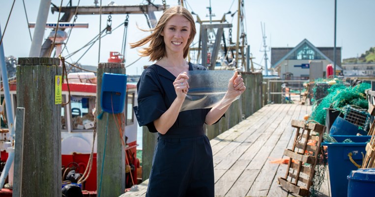 24χρονη δημιουργεί βιοδιασπώμενο πλαστικό από οργανικά απόβλητα ψαριού και βραβεύεται διεθνώς