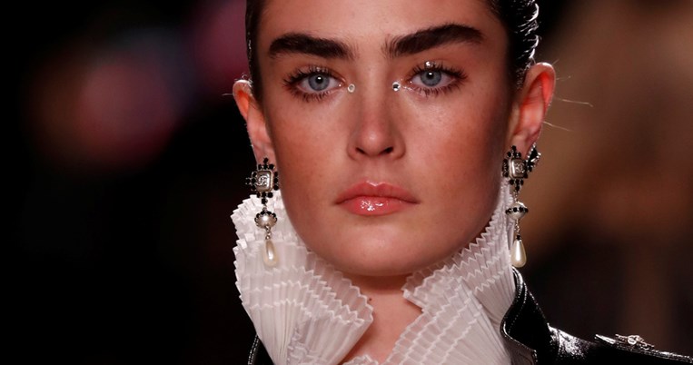 Αγαπημένη των celebrities.Η θρυλική μάσκα προσώπου στην οποία η σόουμπιζ χρωστά μέρος της λάμψης της