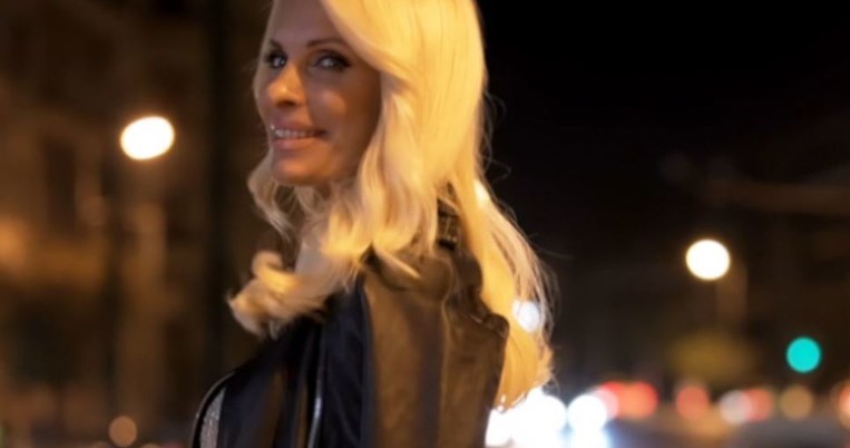 H Eλένη Μενεγάκη πρωταγωνιστεί και πάλι στην καμπάνια για τη Excellence από τη L'Oréal Paris