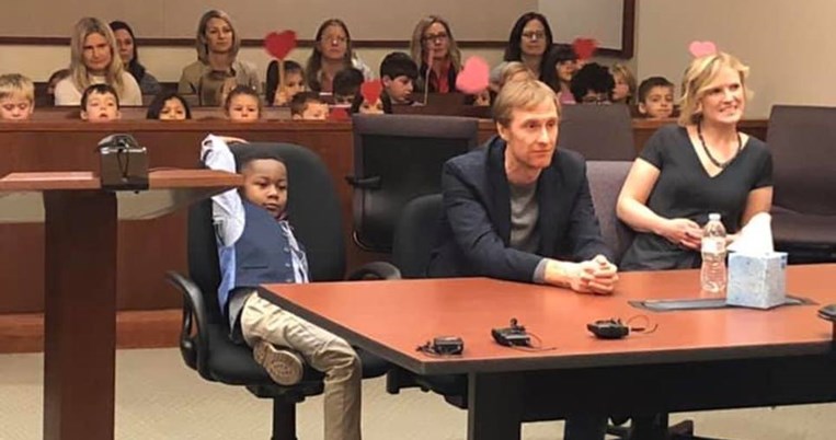Το 5χρονο αγόρι που κάλεσε στο δικαστήριο όλους τους συμμαθητές να παρακολουθήσουν την υιοθεσία του