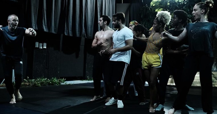 «Και σεις παιδιά του έρωτα να γίνετε»: Ένα έργο για δύο (μόνο) παραστάσεις που δεν πρέπει να χάσετε 