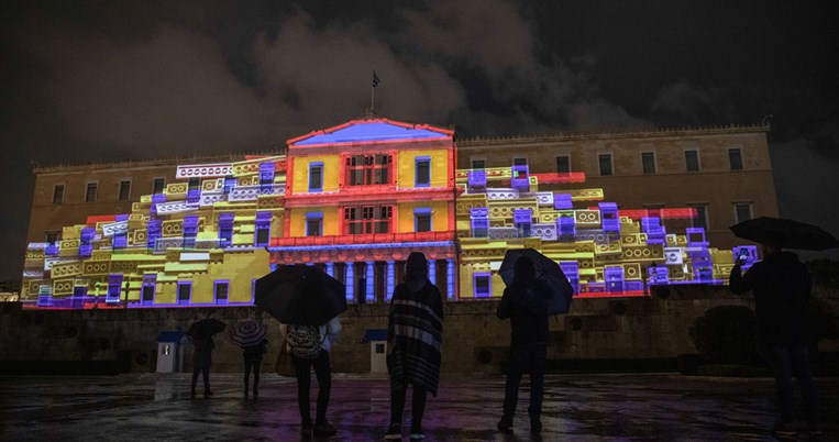 Γιορτινή φαντασμαγορία: Η τρισδιάστατη μεταμόρφωση της Βουλής όπως δεν την έχει ξαναδεί η Αθήνα