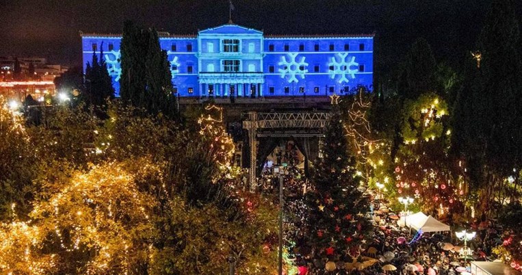 «Η Αθήνα φέτος πιο λαμπερή παρά ποτέ»: Η φωταγώγηση του χριστουγεννιάτικου δέντρου στο Σύνταγμα
