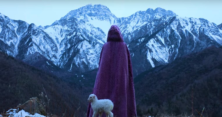 Πεζοπορία σε χιονισμένες βουνοκορφές: Το μεγάλο, μαγικό ταξίδι της δημιουργίας μιας μάλλινης κάπας