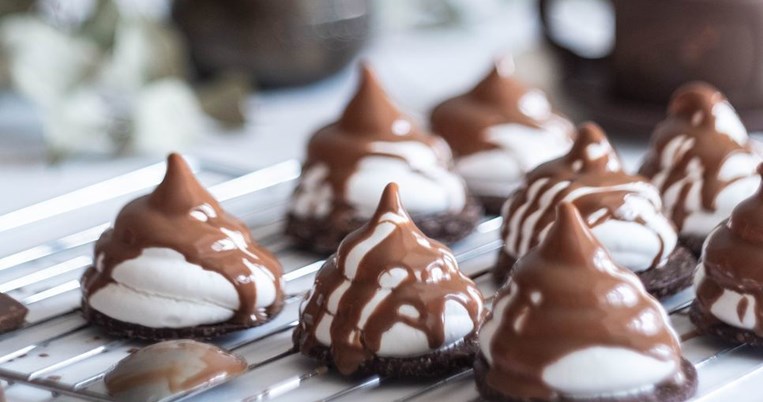Το πιο νόστιμο και εύκολο γλάσο σοκολάτας για κέικ, μπισκότα, γλυκά: Το απόλυτο φινίρισμα 