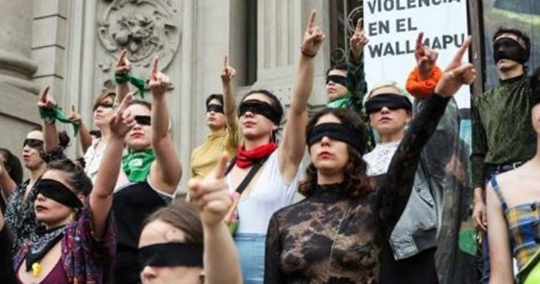 «Ο βιαστής είσαι εσύ». Ο χιλιανός ύμνος κατά του βιασμού γίνεται παγκόσμιο φεμινιστικό φαινόμενο