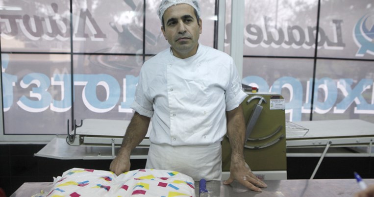 39χρονος Λογχμάν: Κούρδος πρόσφυγας από το Ιράν έφτιαξε το δικό του ζαχαροπλαστείο στη Θεσσαλονίκη 