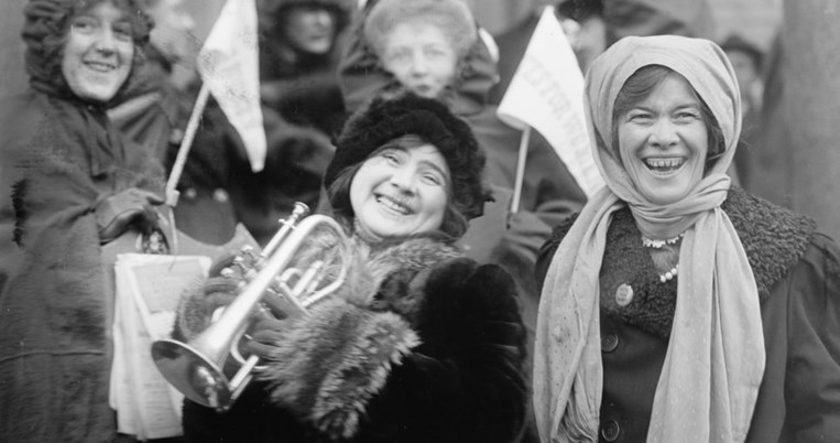 «Μεγάλε, δεν γιορτάζουν οι κούκλες σήμερα. Γιορτάζουν οι γυναίκες που αγωνίζονται»