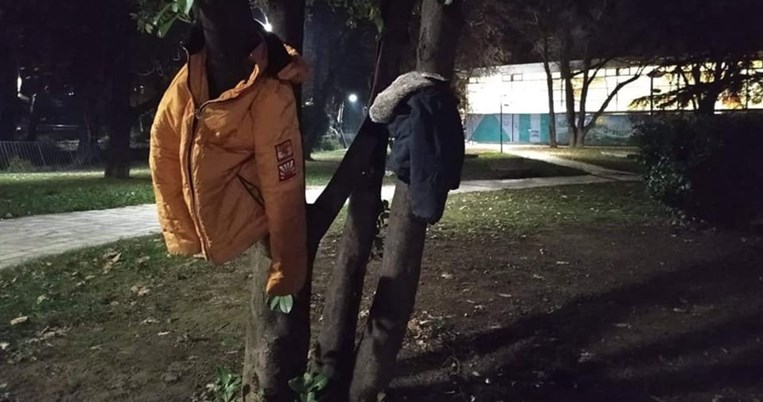 Κανείς μόνος στο κρύο φέτος: Μπουφάν και πανωφόρια στα δέντρα της Έδεσσας για όσους τα έχουν ανάγκη
