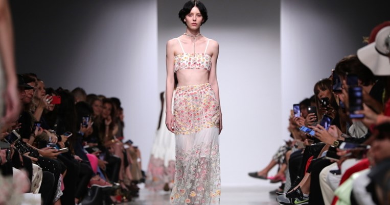 Η πιο άνετη τάση. Ινσταγκράμερ σού δείχνουν πώς θα τη φορέσεις ώστε να μη μοιάζεις με τη γιαγιά σου