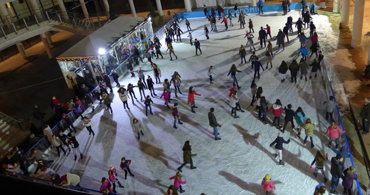 Για λίγες μέρες: Σε αυτό το γιορτινό παγοδρόμιο της Αθήνας θα κάνουμε πατινάζ μετά ζωντανής μουσικής