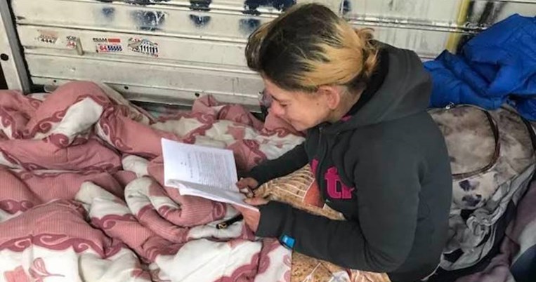 «Φέρτε μου κανένα βιβλίο που έχετε διαβάσει»: Το viral ποστ της Λένας Διβάνη για ένα άστεγο κορίτσι