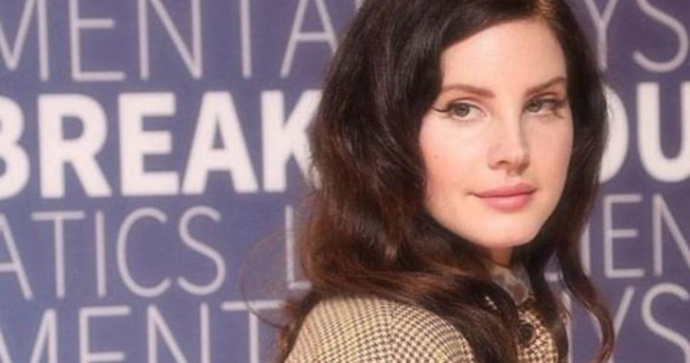 Ο αφόρητα γοητευτικός νέος σύντροφος της Λάνα Ντελ Ρέι. Η τραγουδίστρια έκανε επίσημη τη σχέση της