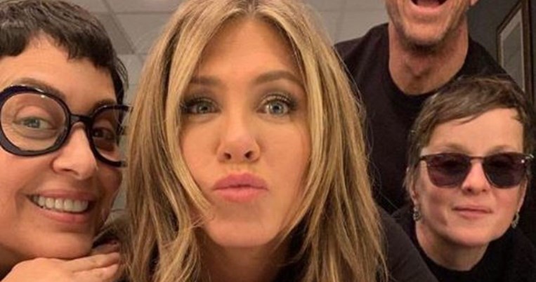 Μεταμορφώνει το πρόσωπο. Δοκίμασα τη συσκευή face lifting που χρησιμοποιεί και η Τζένιφερ Άνιστον