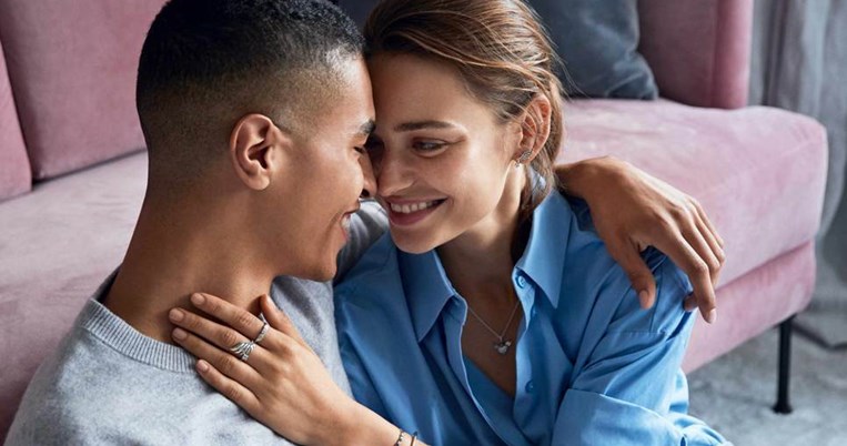 Φέτος θα χαρίσω το δώρο που είναι συνώνυμο με την πολυτέλεια και τη λάμψη των Χριστουγέννων