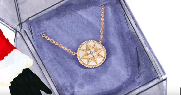 To κόσμημα πυξίδα Rose des Vents του οίκου Dior στο σάκο του Άι Βασίλη