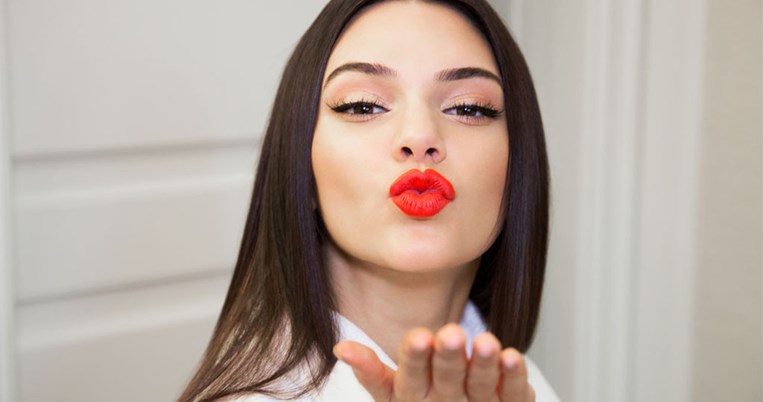 Η Kendall Jenner δίνει μπουνιά σε παπαράτσι φωτογράφο