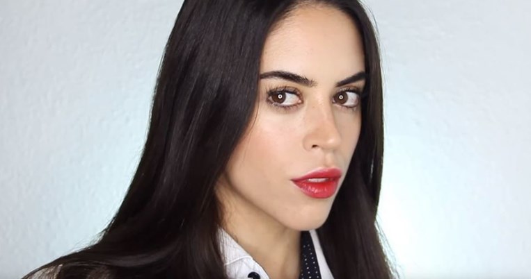 Η Κλαίρη Δημοπούλου σου δείχνει βήμα-βήμα το γαλλικό μακιγιάζ με το κατακόκκινο κραγιόν 