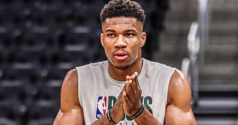 Ο Αντετοκούνμπο χάρισε τα παπούτσια του σε μικρή φίλαθλο. Η αντίδρασή της, η ευτυχία προσωποποιημένη