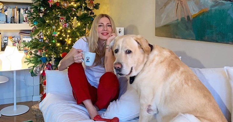 «Ο αληθινός Άγιος Βασίλης είναι απ’ το Μινιόν»: Η παιδική φωτογραφία της Σμαράγδας Καρύδη συγκινεί