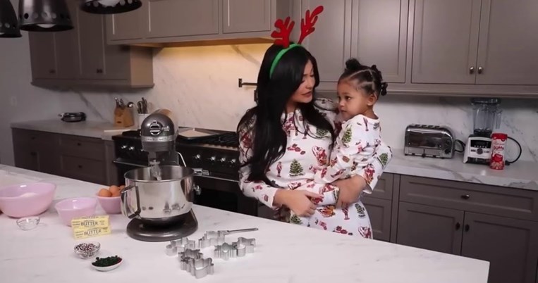 Χριστουγεννιάτικη γλύκα: Η Κάιλι Τζένερ φτιάχνει μπισκότα με την κόρη της και μοιράζεται τη συνταγή