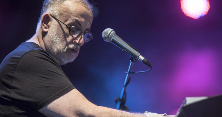 Πανελλήνια θλίψη: Πέθανε ο Θάνος Μικρούτσικος μετά από μακροχρόνια μάχη με τον καρκίνο