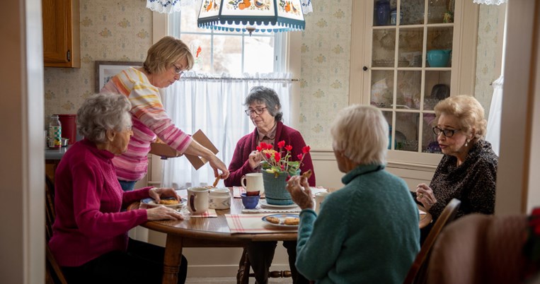 Νιώθουν ακόμα παιδιά: Τα εκατοστά τους γενέθλια γιόρτασαν παρέα 3 κολλητές φίλες από το γυμνάσιο 