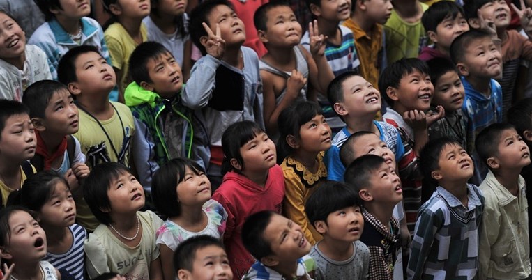 «Μου λείπουν οι γονείς μου»: Γιατί εκατομμύρια παιδιά στην Κίνα μεγαλώνουν εντελώς μόνα τους