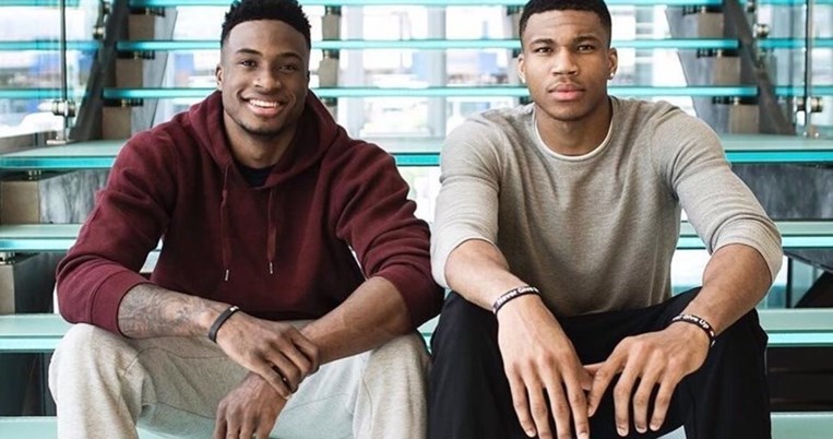 Μοντέρνοι Άγιοι Βασίληδες. Ο Γιάννης και ο Θανάσης Αντετοκούνμπο δώρισαν παπούτσια σε κρατούμενους 