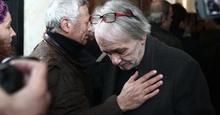 Πλήθος κόσμου αποχαιρέτησε τον Θάνο Μικρούτσικο στο Α' Νεκροταφείο Αθηνών