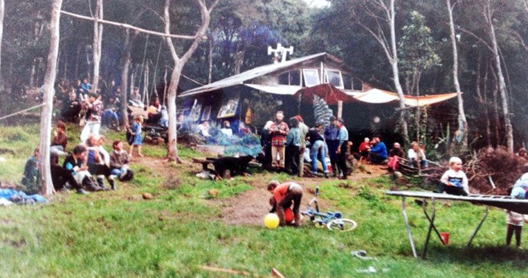 Αληθινή ουτοπία: Μια κοινότητα των χίπις χαμένη στα δάση της Νέας Ζηλανδίας επιβιώνει μέχρι σήμερα