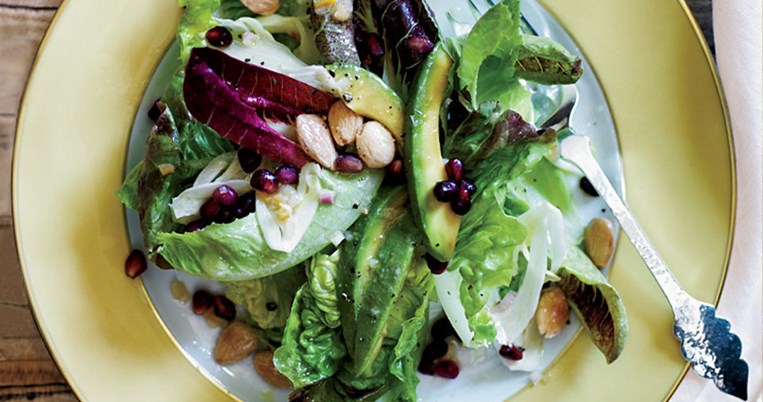 Πράσινη σαλάτα με αβοκάντο, ρόδι και αμύγδαλα: Έτοιμη σε 5’, φέρνει καλή τύχη στα γιορτινά τραπέζια
