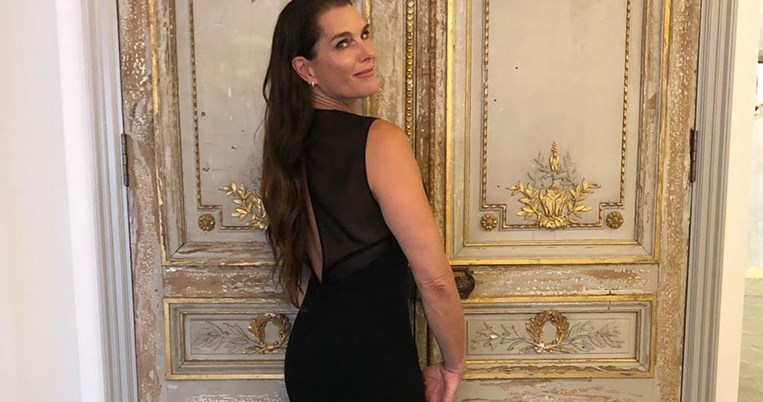 Μπρουκ Σιλντς: Στα 54 της ποζάρει με μαγιό και ομορφότερο σώμα από εκείνο της «Γαλάζιας Λίμνης»