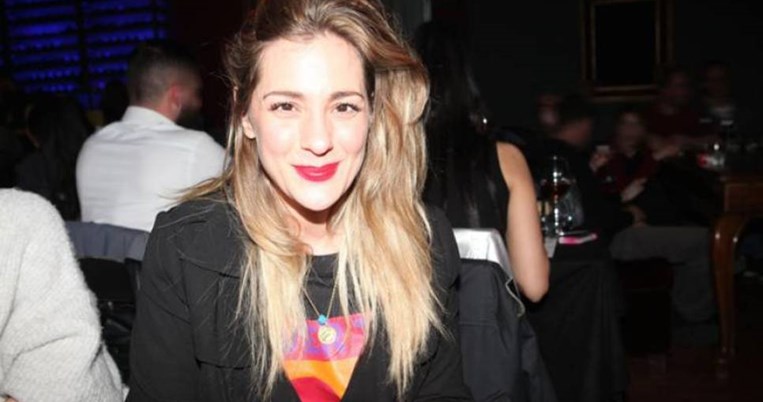 «Οι άνθρωποι μας, το μόνο που αξίζει». Η φωτογραφία της Νατάσσας Μποφίλιου με τις αδελφές της