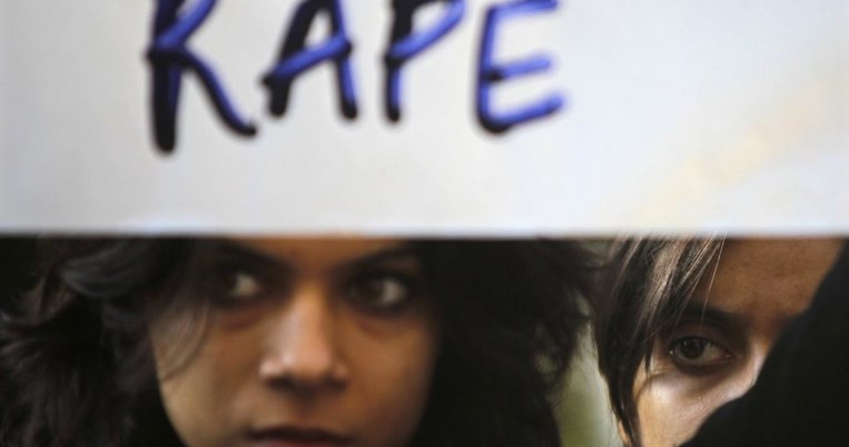 Μια 15χρονη βιάστηκε, ξυλοκοπήθηκε και κάηκε ζωντανή στην Ινδία