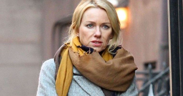 «Το έπαθα από το έντονο μακιγιάζ». Η Ναόμι Γουάτς αποκάλυψε ότι πάσχει από τη ροδόχρου νόσο