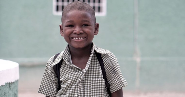 «Το παιδί έπεσε πάνου στο βιβλίο με τα μούτρα»: Απόσπασμα από το Ένα παιδί μετράει τ' άστρα