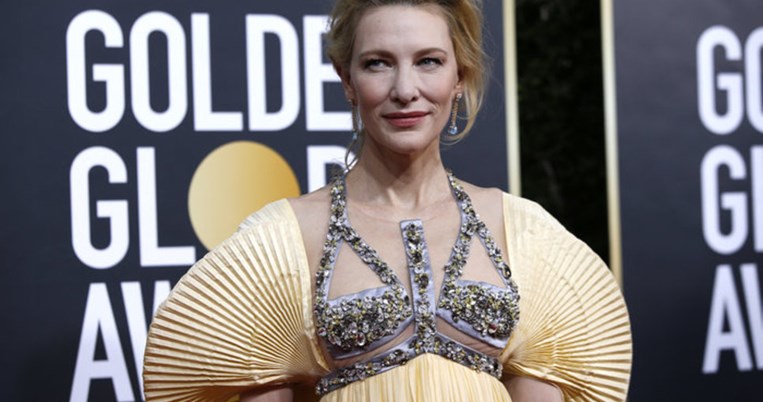 Η Κέιτ Μπλάνσετ με πλισέ φόρεμα Mary Katrantzou από τη συλλογή που παρουσίασε στον Ναό του Ποσειδώνα