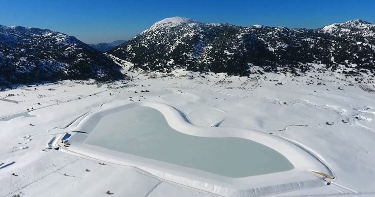 Πανέμορφες εικόνες: Η παγωμένη λίμνη -σε σχήμα καρδιάς- στο οροπέδιο του Ομαλού, στα Χανιά
