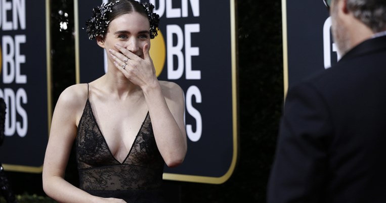 Ο τρόπος που ο Χοακίν Φίνιξ κοιτούσε τη Ρούνι Μάρα -αυτός ο τρόπος 