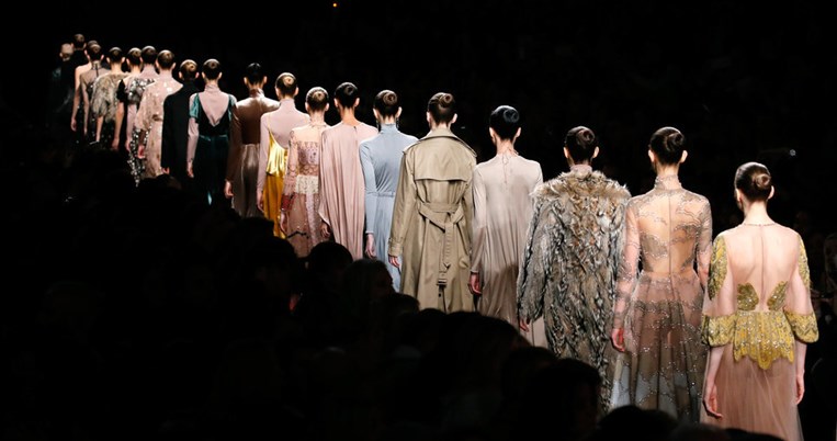 H νέα φθινοπωρινή συλλογή Valentino μαγεύει πάνω στην πασαρέλα