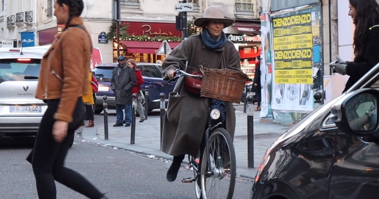 Το αξεσουάρ που λατρεύουν οι Παριζιάνες άνω των 40: Αναδεικνύει την αυτοπεποίθηση 