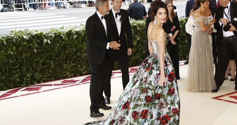 Η Αμάλ Κλούνεϊ αποδαιμονοποίησε τον κορσέ. Τον φόρεσε απίστευτα κομψά και σύγχρονα